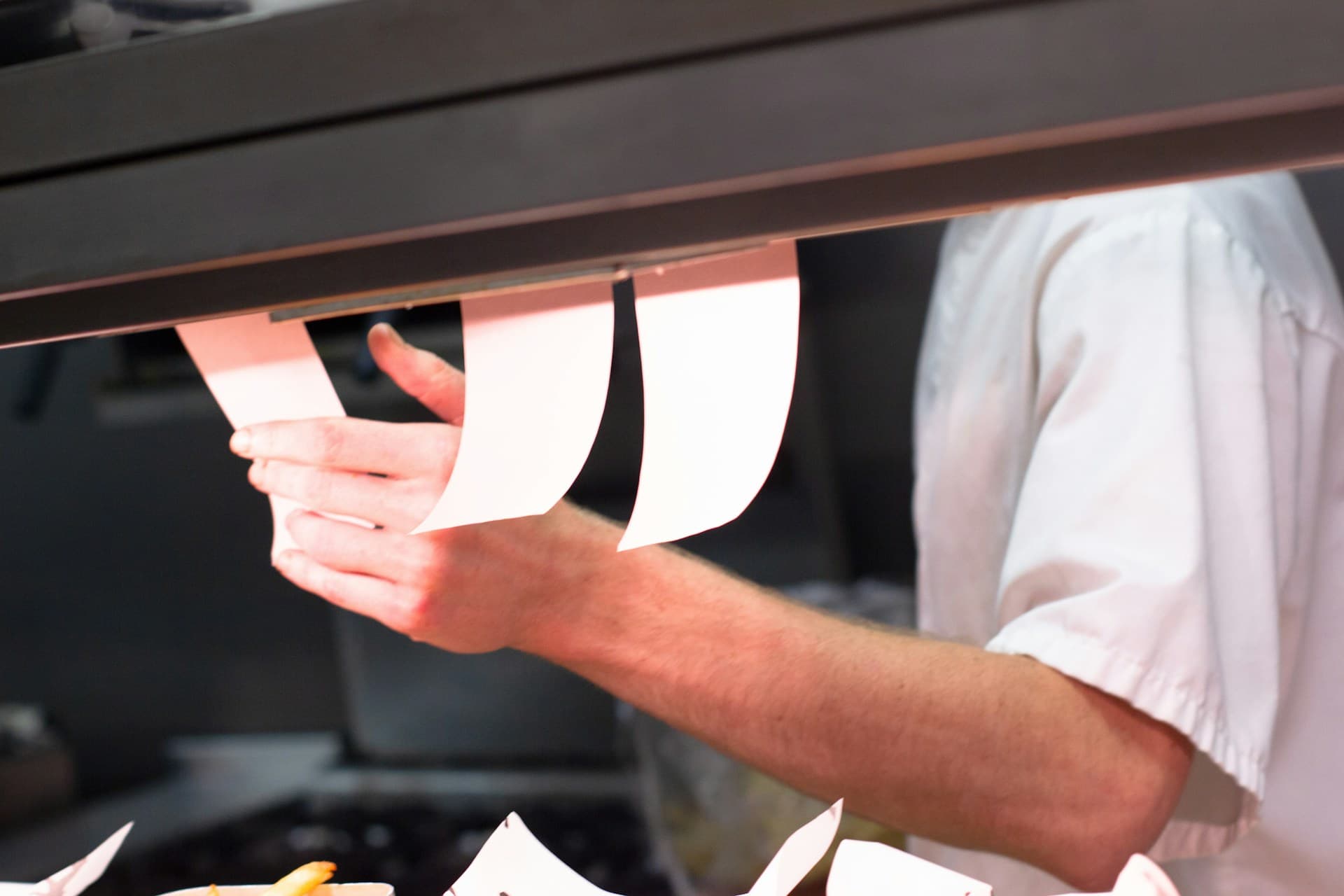 Restaurantteam bruger tidsregistrering under en travl vagt